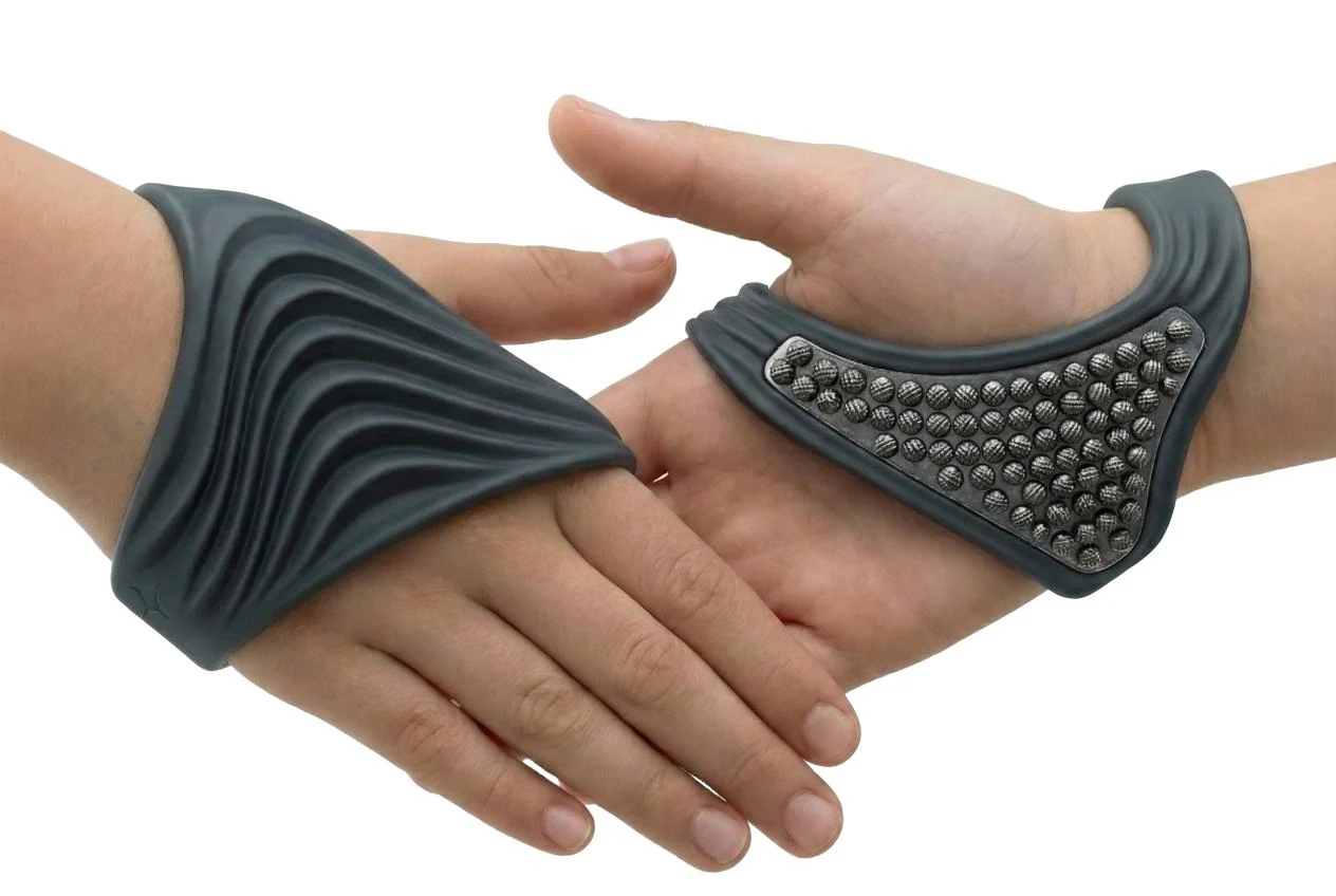 Front and back views of the finished Aura glove on the hands